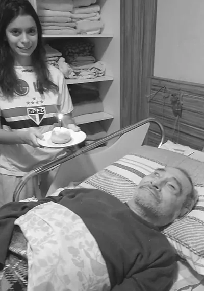 Caroline leva uma vela sobre um sonho ao avô Ryoki Inoue em seu aniversário de 80 anos