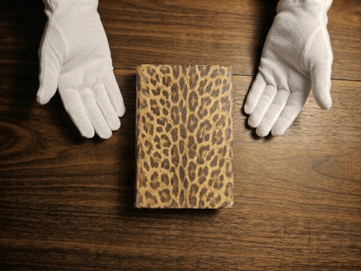 Primeira edição de Os Colts de McLee mostrando a contracapa com estampa animal sobre mesa de madeira.