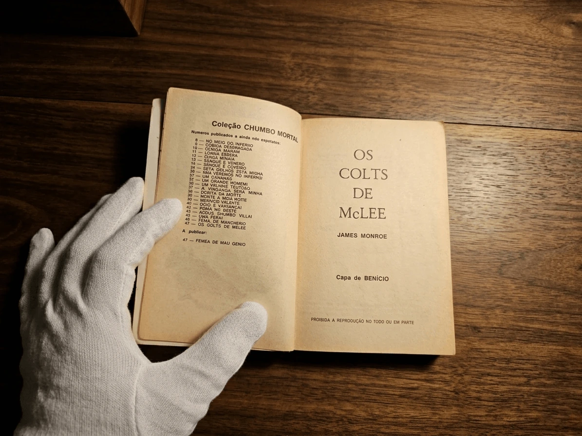 Página de rosto de Os Colts de McLee aberta, exibindo o título, o pseudônimo James Monroe e a informação de capa.